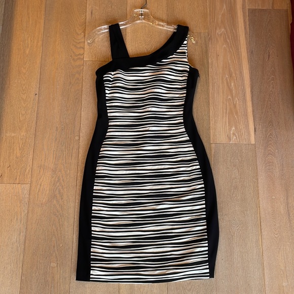 🚢 🦓 PARTY DRESS Tummy concealer one shoulder style - Picture 3 of 7